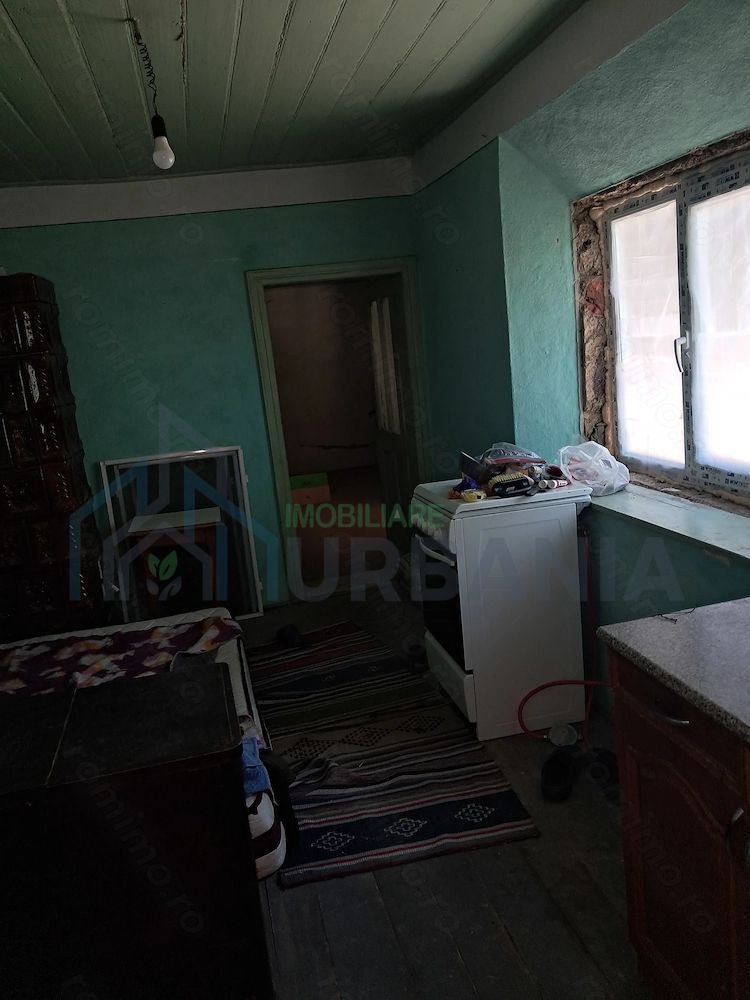 Vând casa cu 5camere în sat cîrja vaslui, teren 1900mp, apa trasa,curent, casa trebuie renovată, - Poză 13