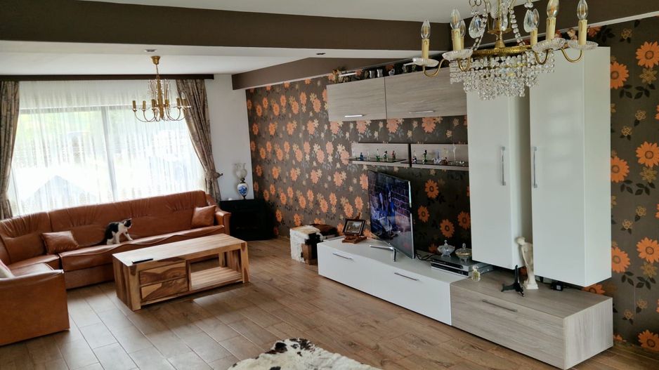 SE VINDE | Casa generoasă în Camirzani | Suceava - Poză 5