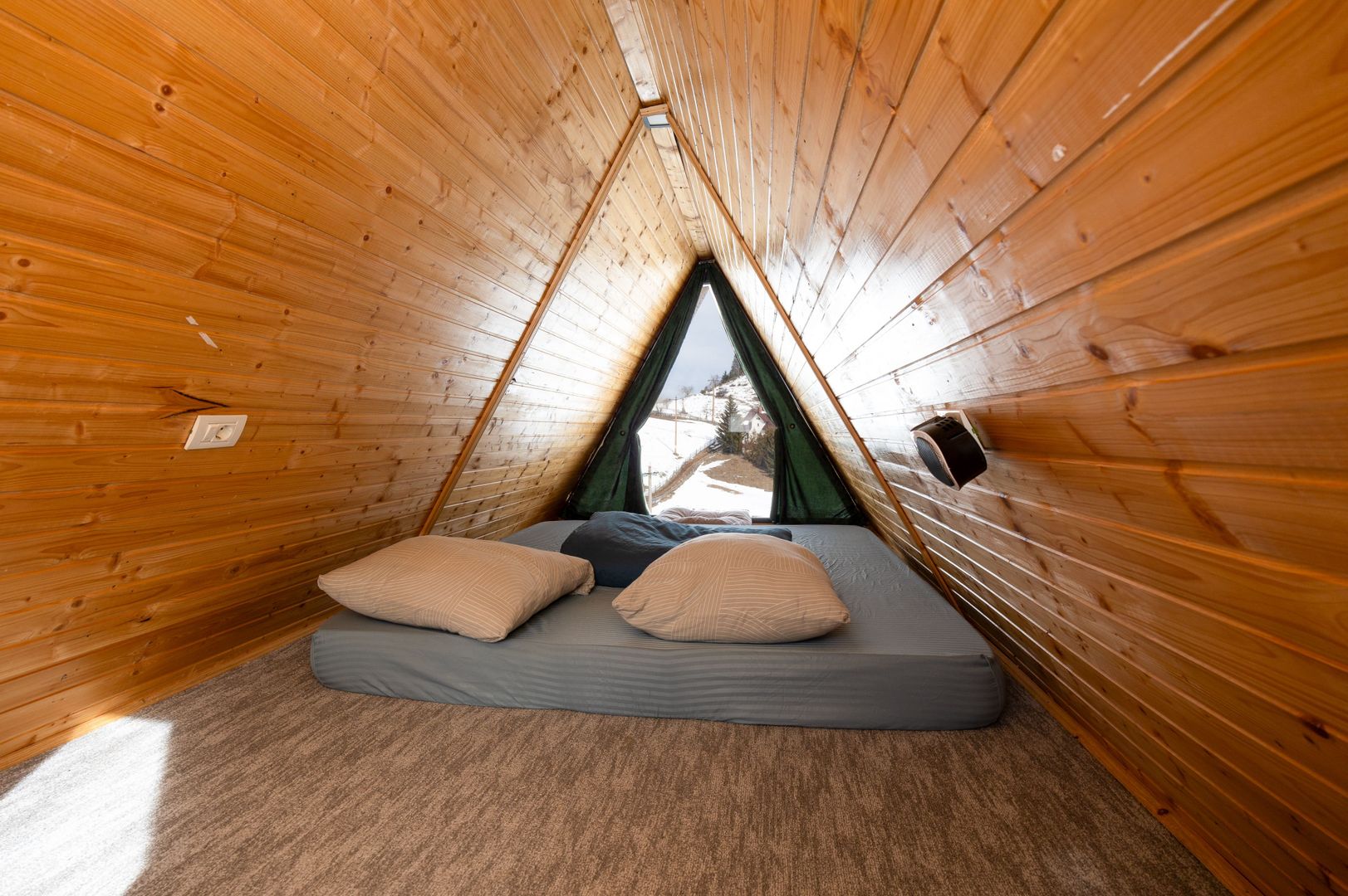 Teren 7,656 mp + Cabane tip A Frame, Fundata - Poză 10