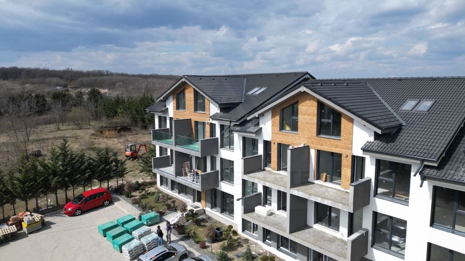 Apartament premium 61.4 mp utili 3 camere 2 bai curte 50 mp Cristian - Poză 1