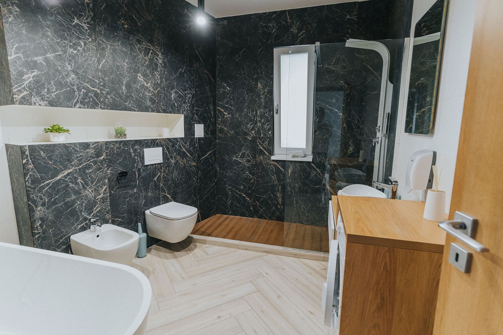 3 camere, ultracentral, Oradea. 205 000 E + TVA. Comision 0 - Poză 17