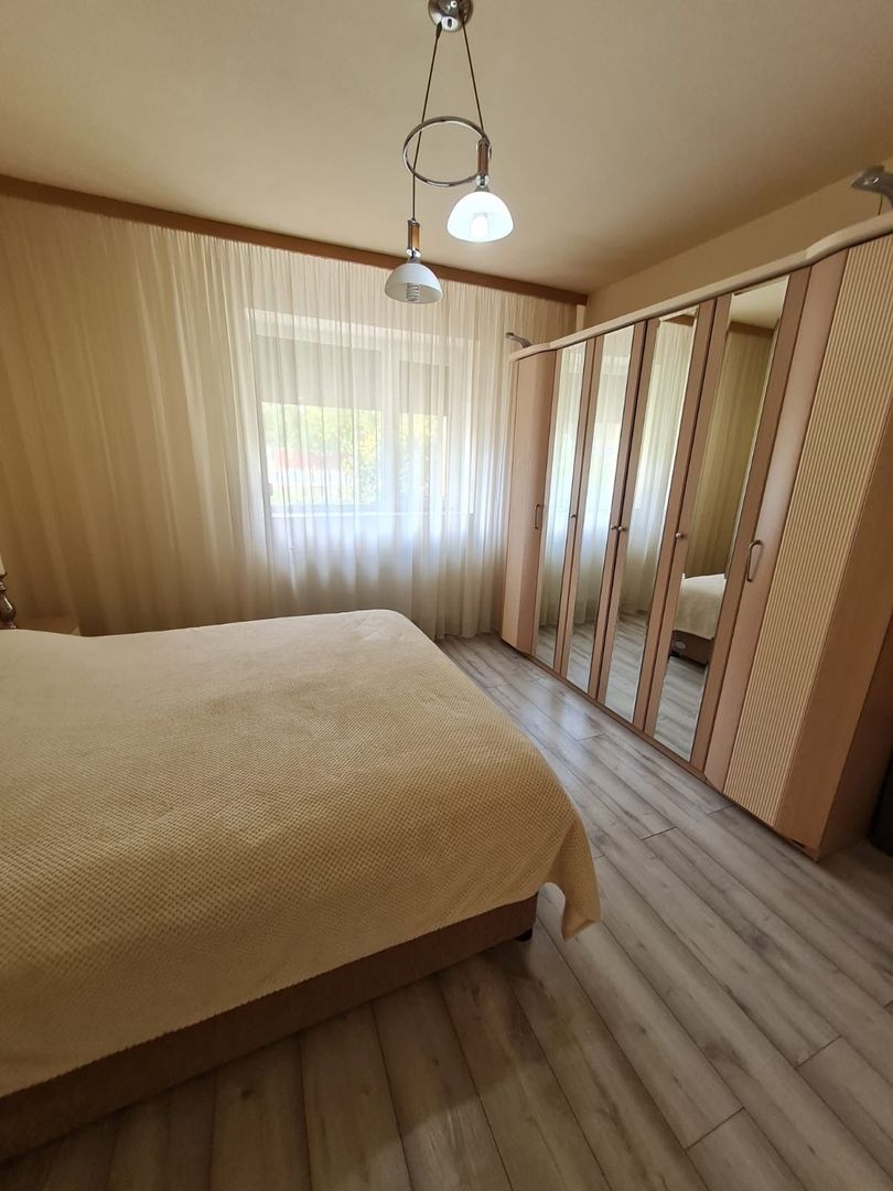 Casă cu teren generos pretabila pentru afacere - Poză 4