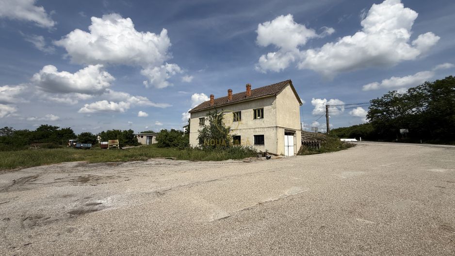 Stație Carburanți De Vânzare| 18.000 mp teren | Hale | Front la E81 - Poză 7