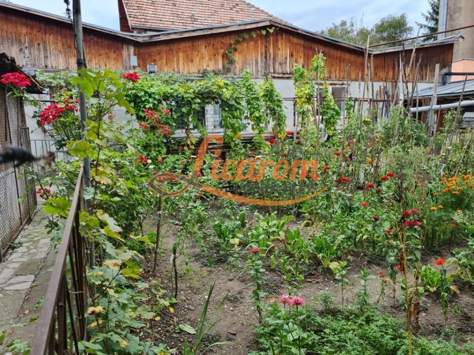 Proprietate individuala-3 apartamente,spatiu comercial,garaje,gradina,curte - Poză 10
