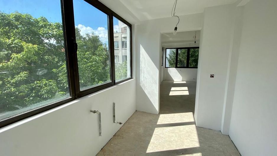 Refugiu Urban cu Eleganță Clasică – Vilă Renovată în Inima Primăverii - Poză 13