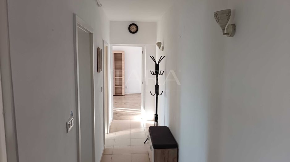 Apartament cu 2 camere, decomandat, balcon și parcare. - Poză 1