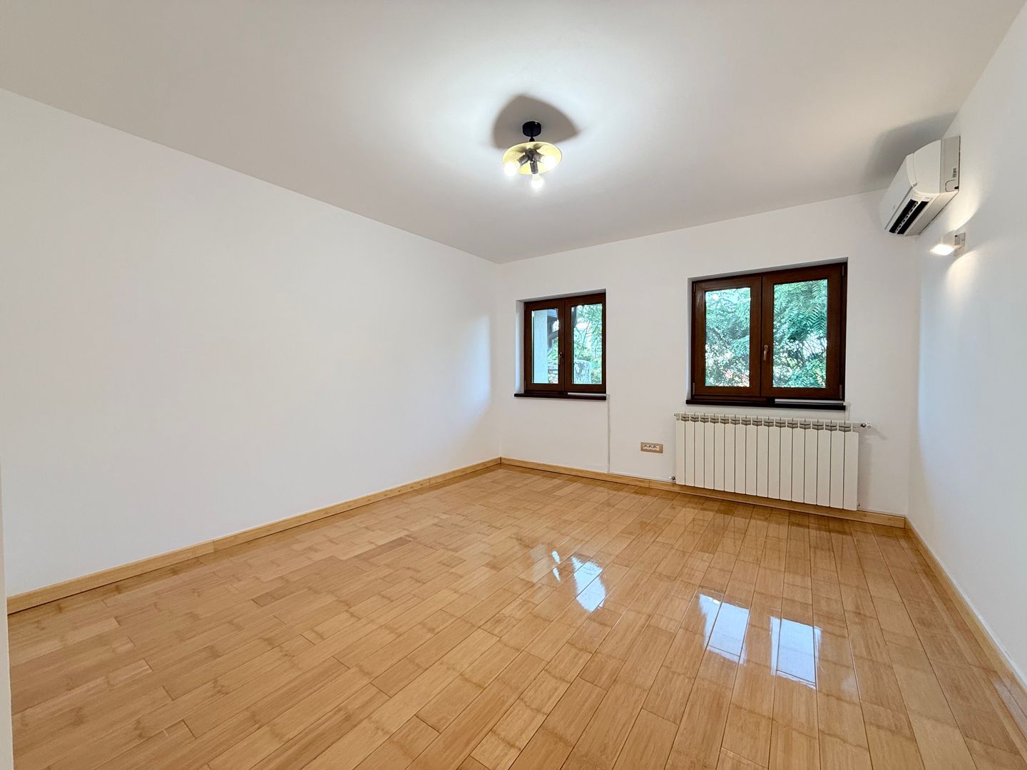 Vilă elegantă cu teren de aproximativ 1.000 mp - Poză 25