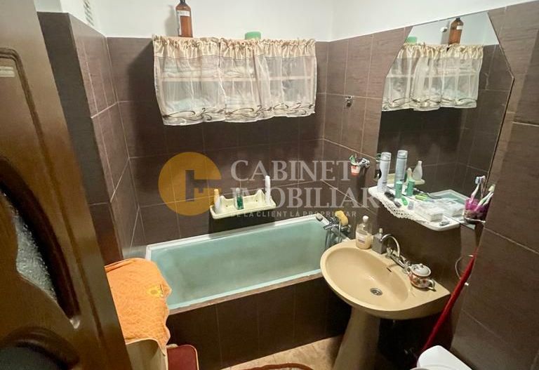 Apartament cu 3 camere decomandat - Podu Ros - Palas - Poză 5