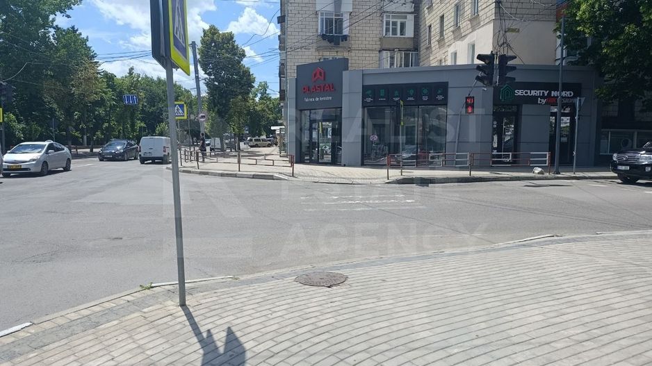 Vânzare, spațiu comercial, 370 mp, str. Mihai Viteazul, Bălți - Poză 1