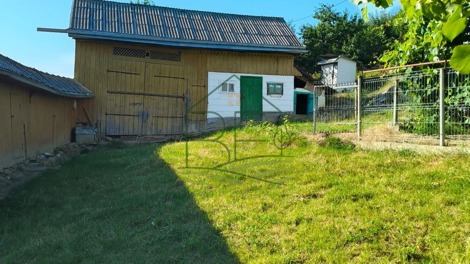 O gospodărie cu farmec autentic, în inima satului Merești - Poză 4