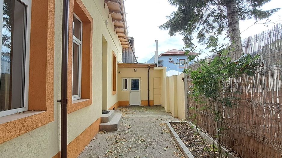 Tineretului, 350 metri metrou, casa 2 camere + curte, pretabil birou - Poză 2