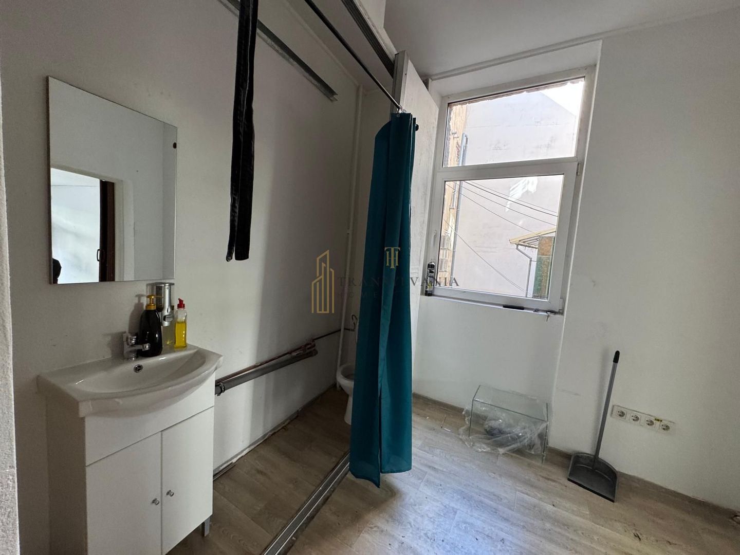 Spațiu comercial de închiriat în zona istorică cu vad pietonal - Poză 3