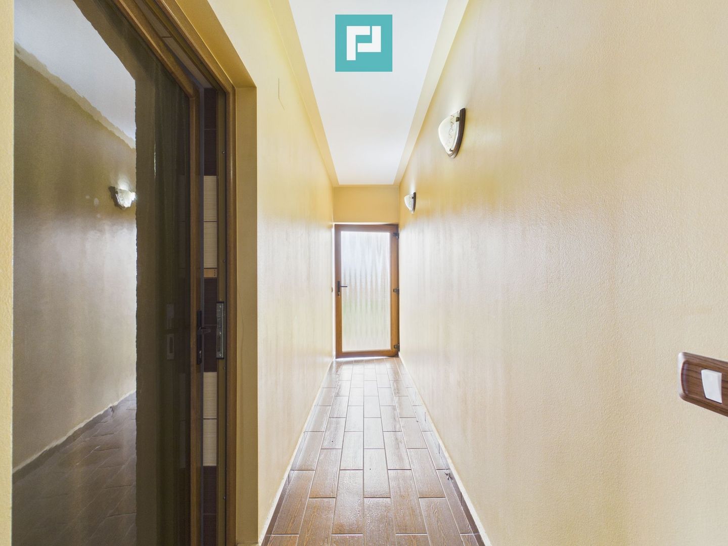 Casă spațioasă în Sântana - Poză 22