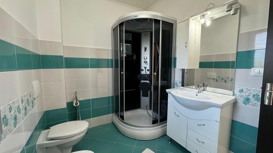 Rezidenta distincta, design arhitectural rafinat, priveliste minunata in Corunca - Poză 7