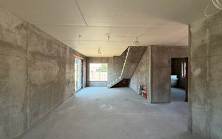 Casa la gri, 4 dormitoare, 3 bai, teren 400 mp - Poză 3