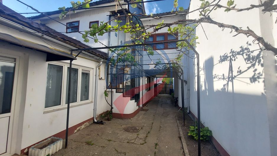 Casă cu 7 camere, în spatele stadionului - Poză 1