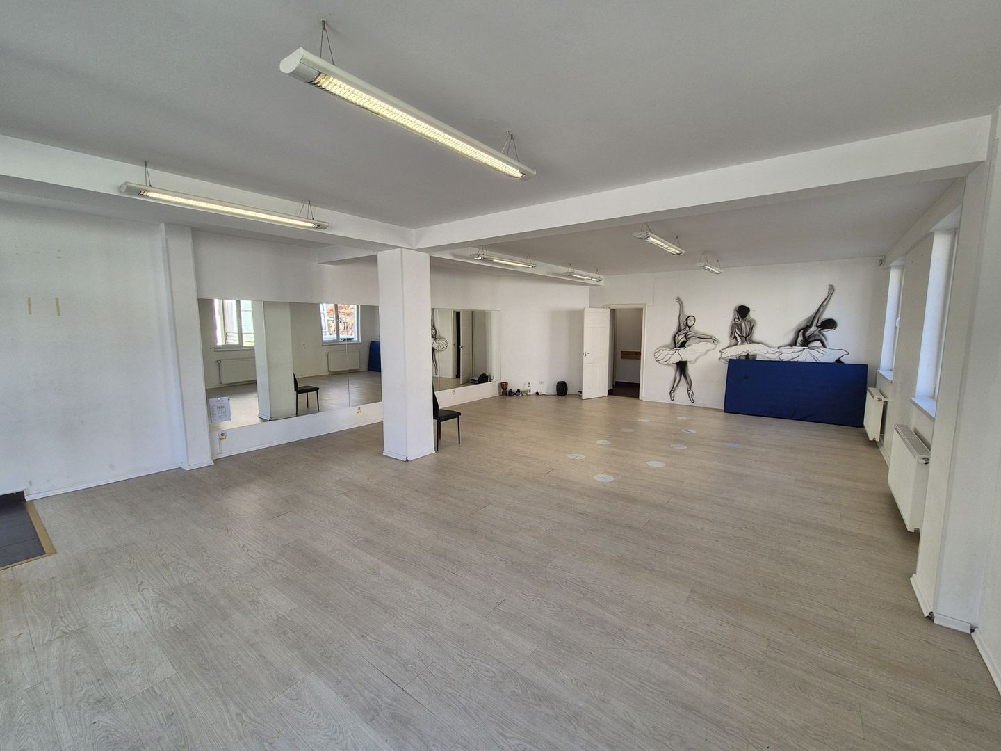 Spatiu comercial 109,54 mp + teren 222 mp + 2 locuri de parcare - Varteju - Poză 3