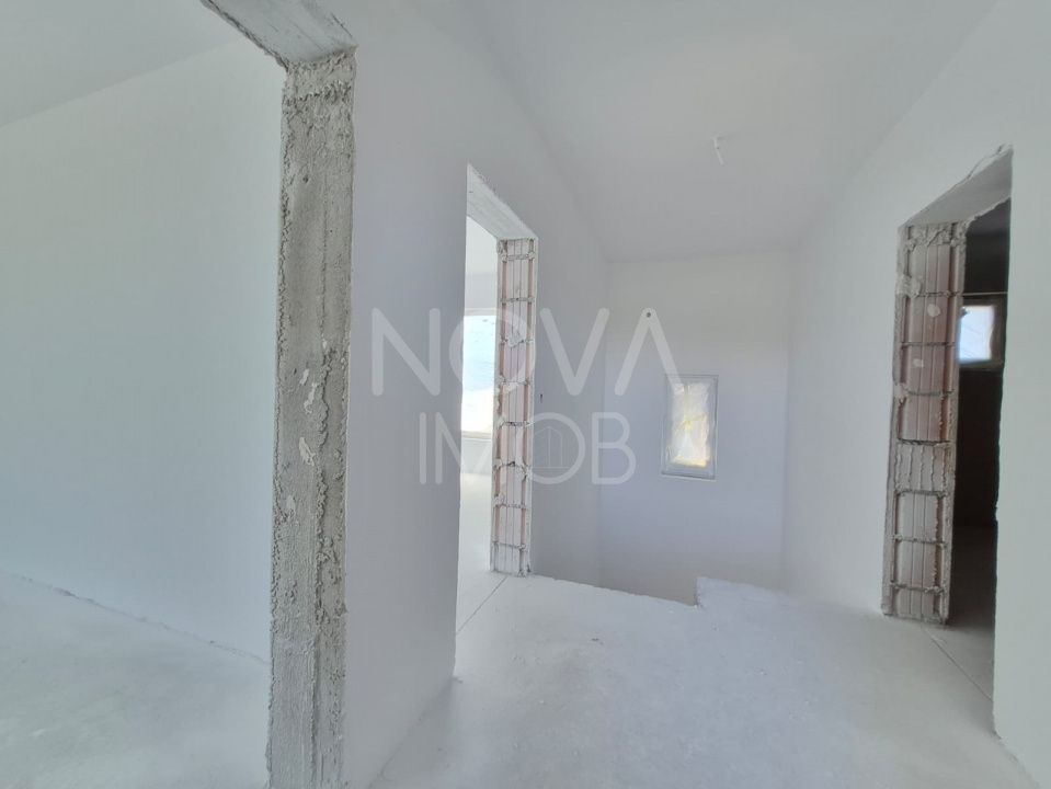 Casa tip duplex, la alb - Sura Mica - COMISION 0 - Poză 10