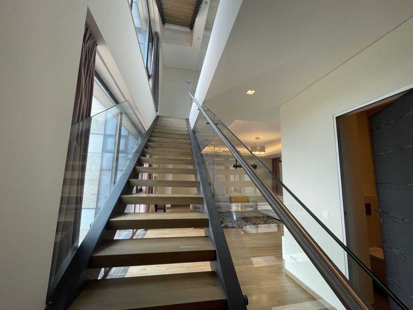 APARTAMENT SPATIOS DE LUX CU 4 DORMITOARE LA INCHIRIERE IN PRIMAVERII - Poză 3