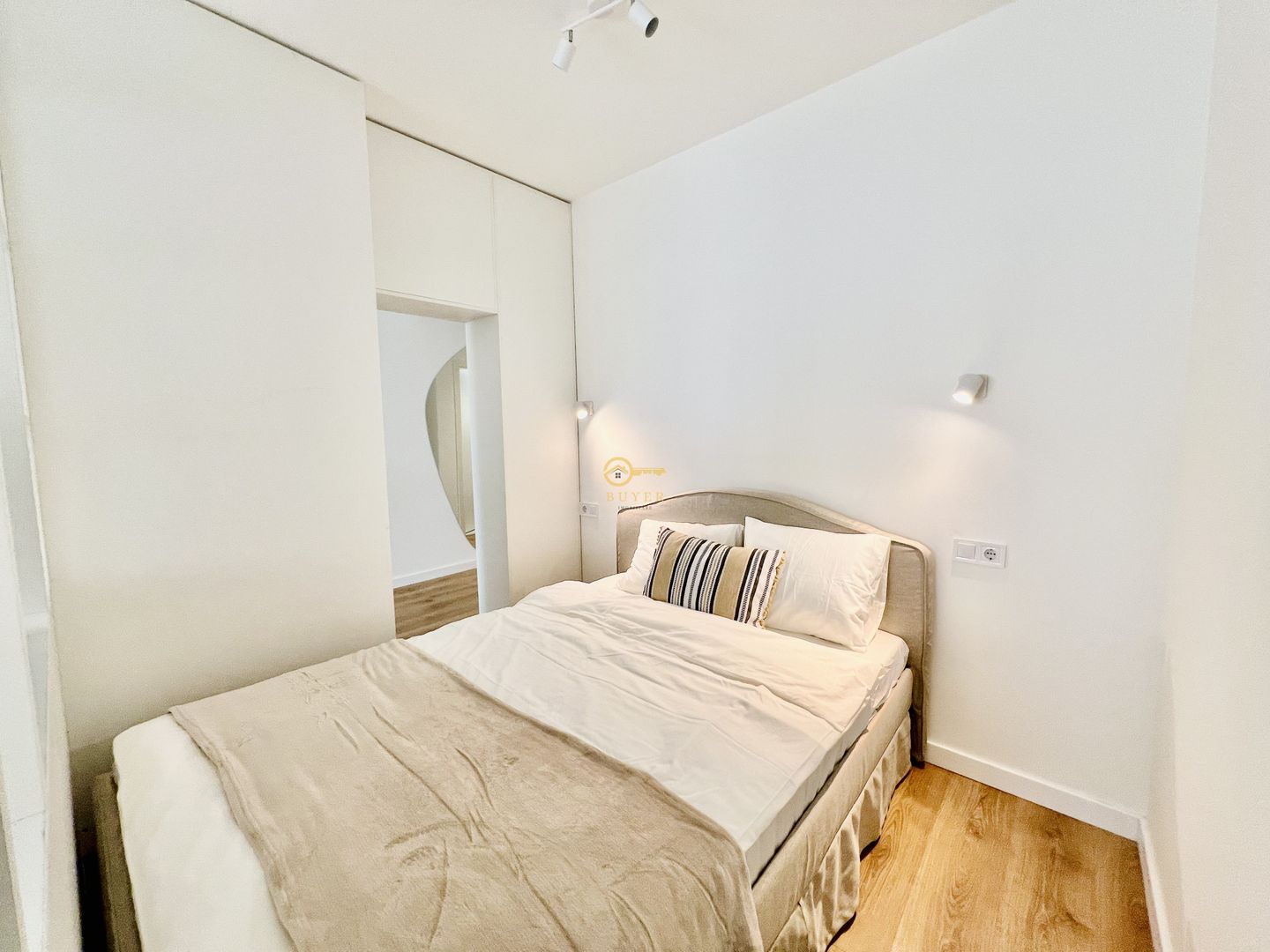 Garsoniera spatioasa LA CHEIE- Incalzire in pard, jaluzele electrice - Poză 3