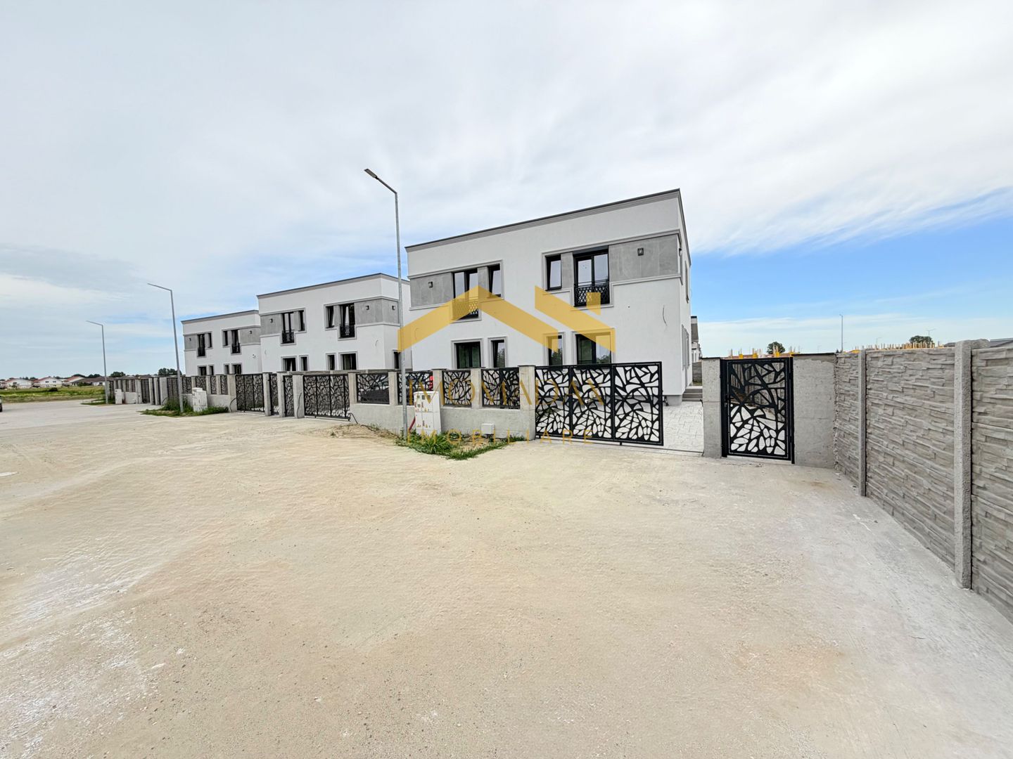Bucovăț-Duplex 4 Camere-La Cheie - Poză 3