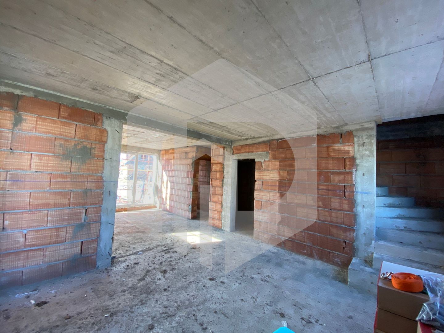 Duplex 4 Camere 2 Bai 2 locuri de parcare - Teren 265mp - Poză 8