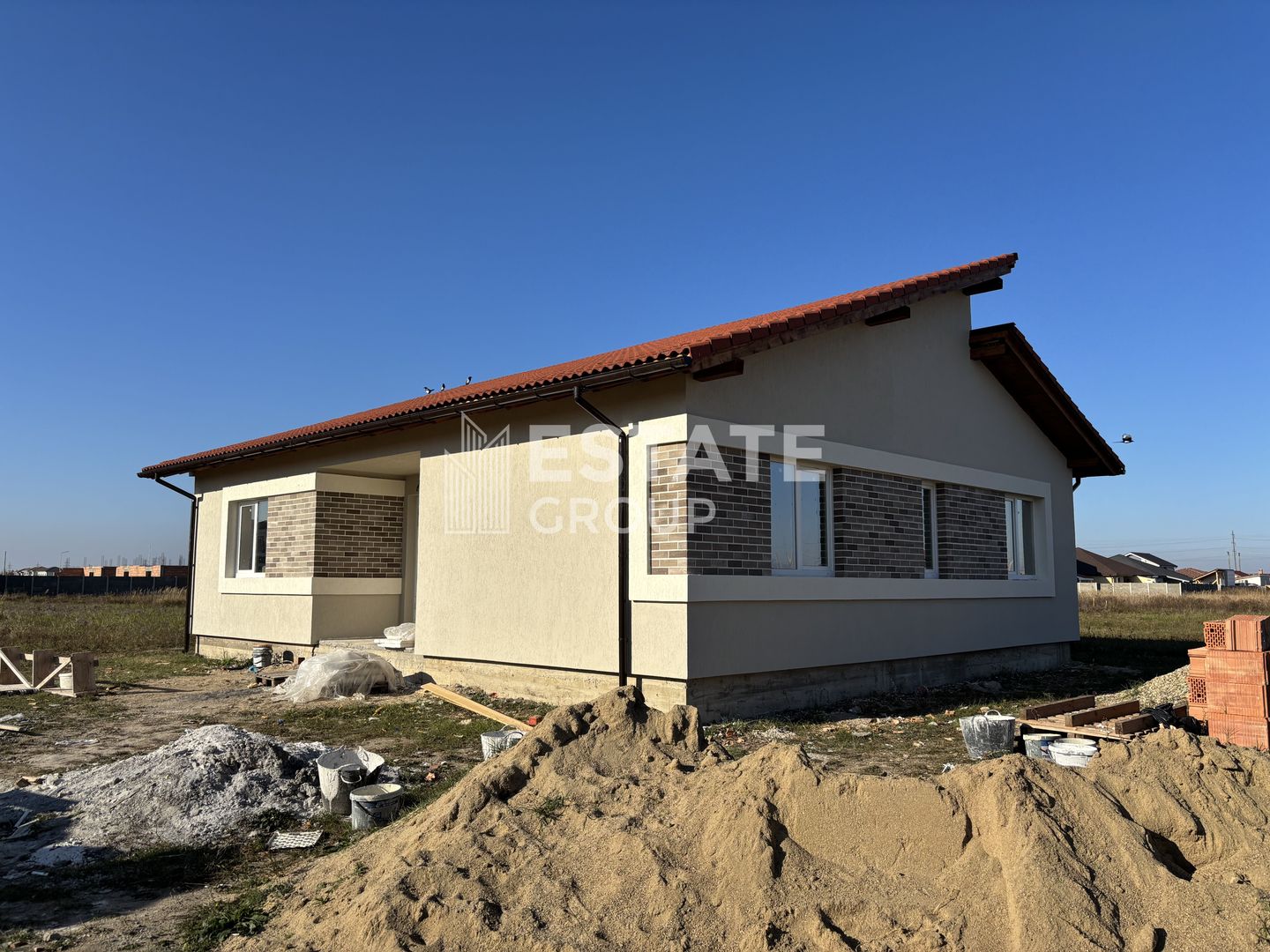 Casa individuala cu 4 camere in Mosnita Noua zona Castel - Poză 1