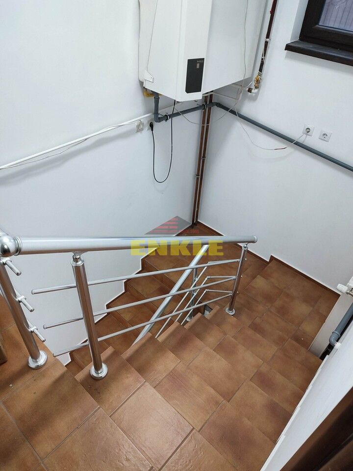 Vila 5 camere , zona Petru Rares -demisol+parter+etaj , pret negociabil ! - Poză 10