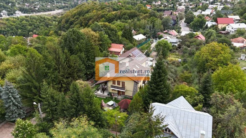 Vedere padure, panouri solare si fotovoltaice, pompa de caldura,  semineu - Poză 1