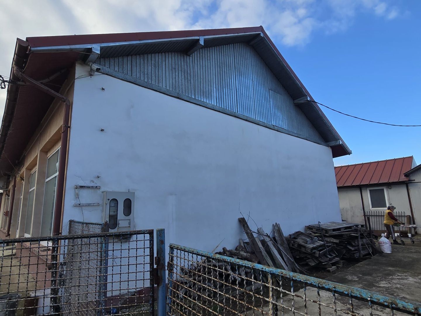 Se oferă spre vânzare / închiriere clădire cu spațiu comercial - Poză 19