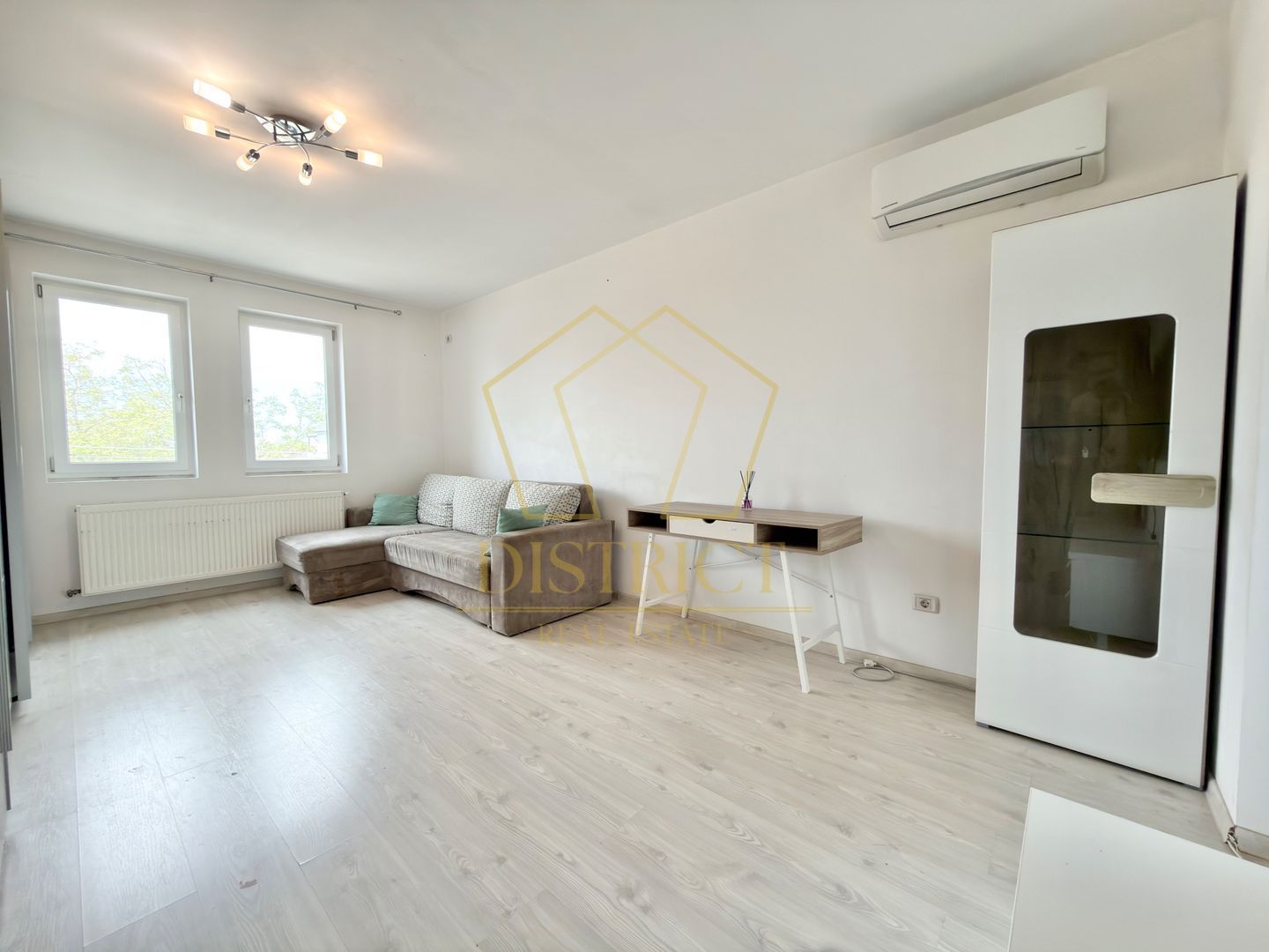 Apartament cu 2 camere mobilat, decomandat la etajul 2 in Giroc la asfalt. - Poză 5