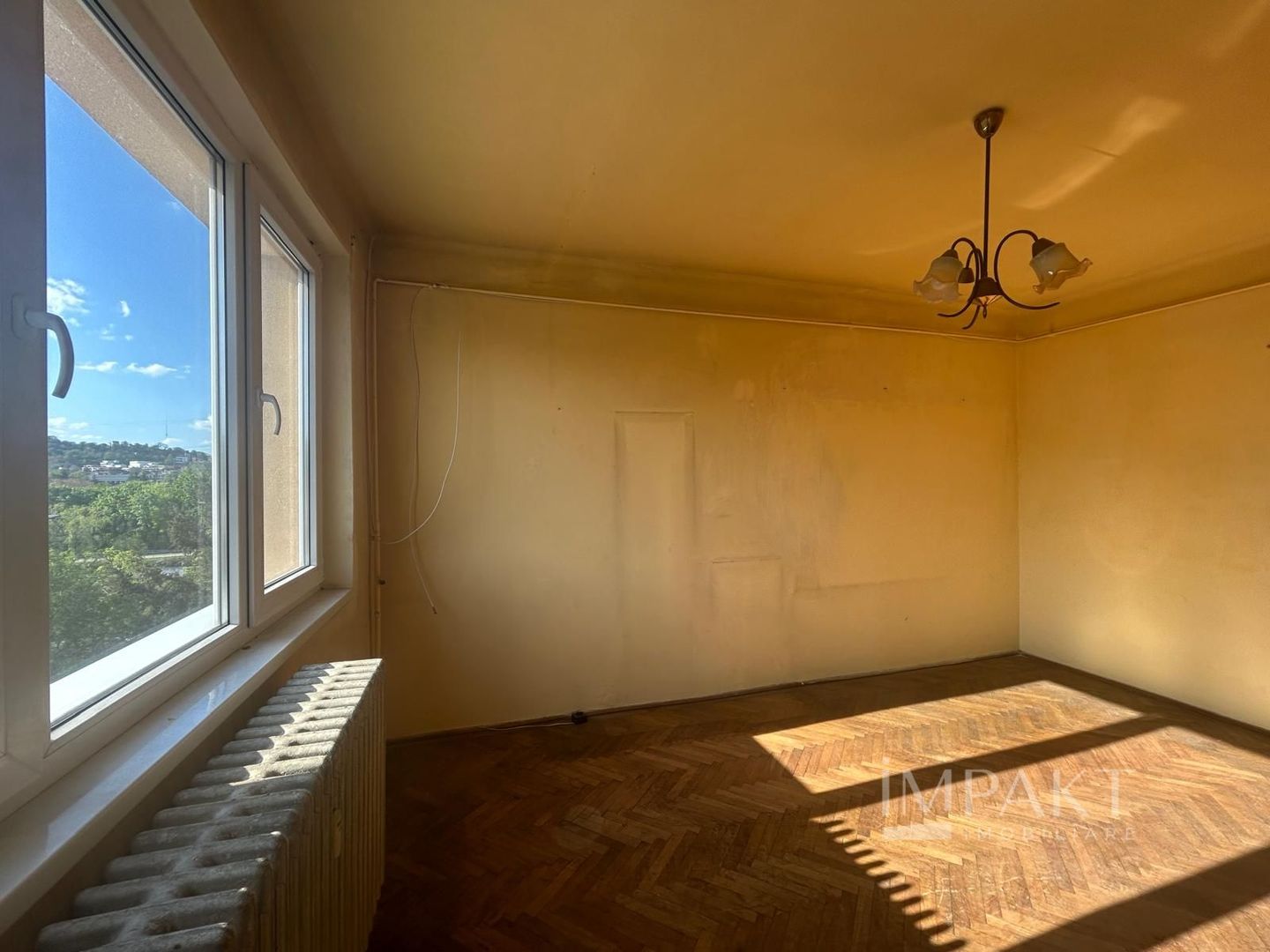 Apartament spatios, cu 4 camere in zona centrala - Poză 1