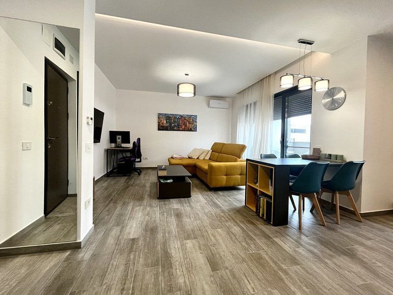 Apartament cu 2 camere primitor si modern echipat, zona Dumbrăvița - Kaufland - Poză 1