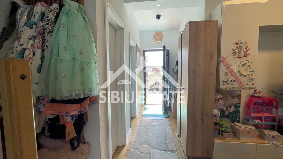 Duplex elegant cu 5 camere, 2 bai, curte in Cristian - Poză 10