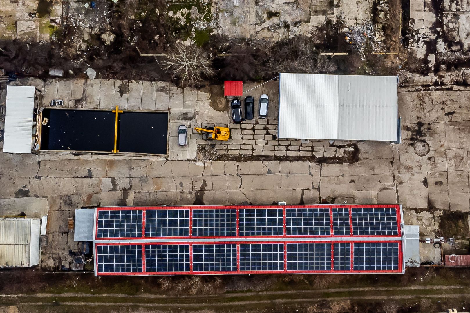 Spații industriale cu panouri fotovoltaice si platformă betonată - Poză 1