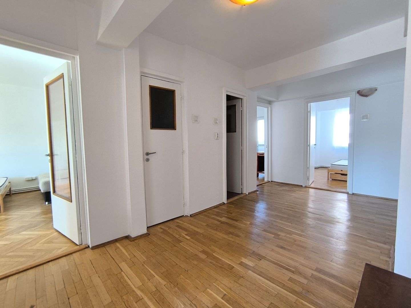 Inchiriere 4 camere Cipariu Centru - Poză 2