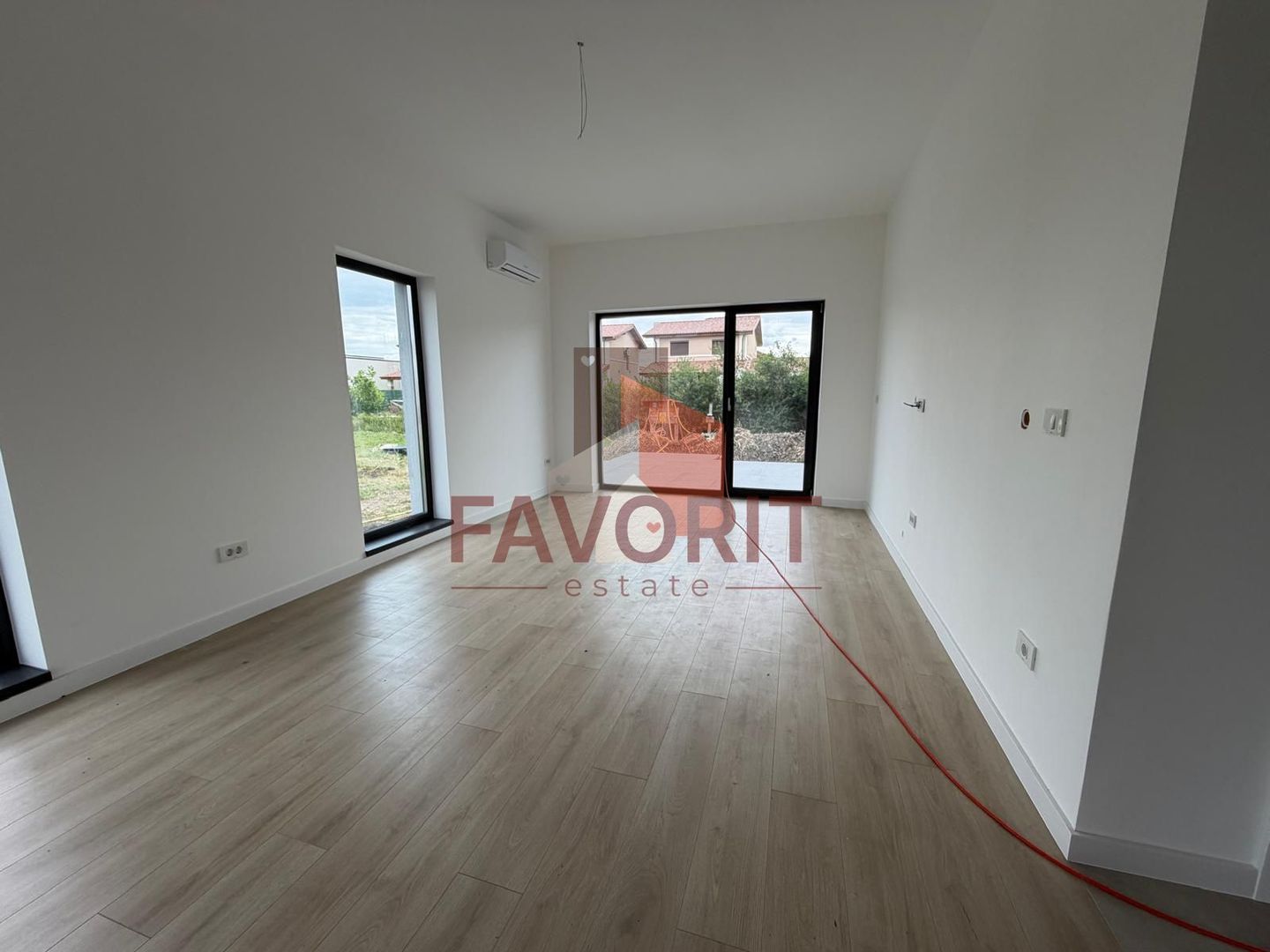 Triplex in Sacalaz | Finisaje premium | 4 camere | Asfalt | 2 balcoane - Poză 3