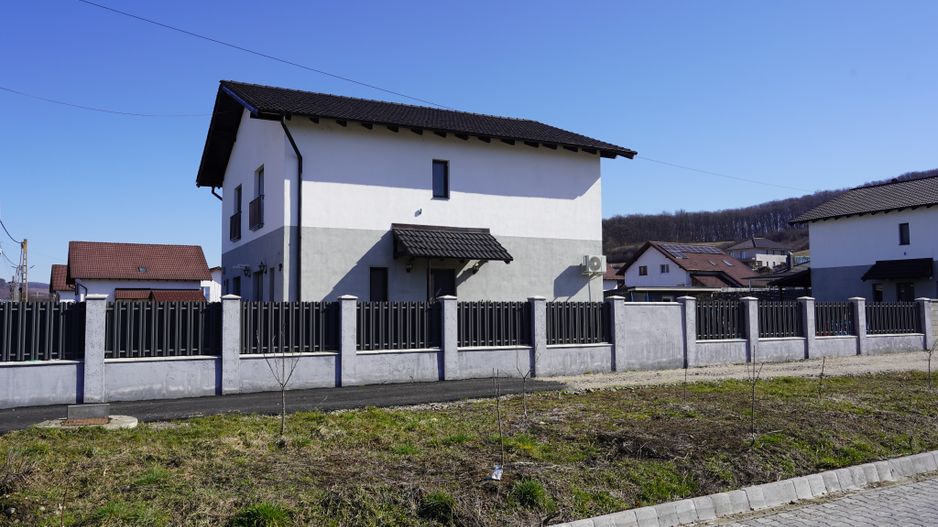 Casă tip duplex complet amenajată si mobilată - Poză 1