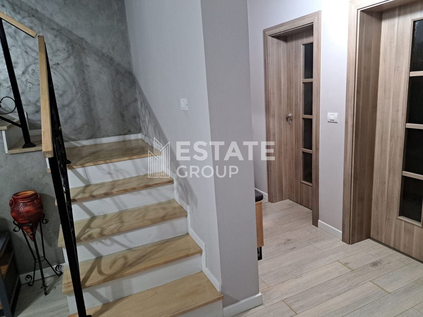 Duplex cu 5 camere despartit prin garaj in Dumbravita - Poză 6