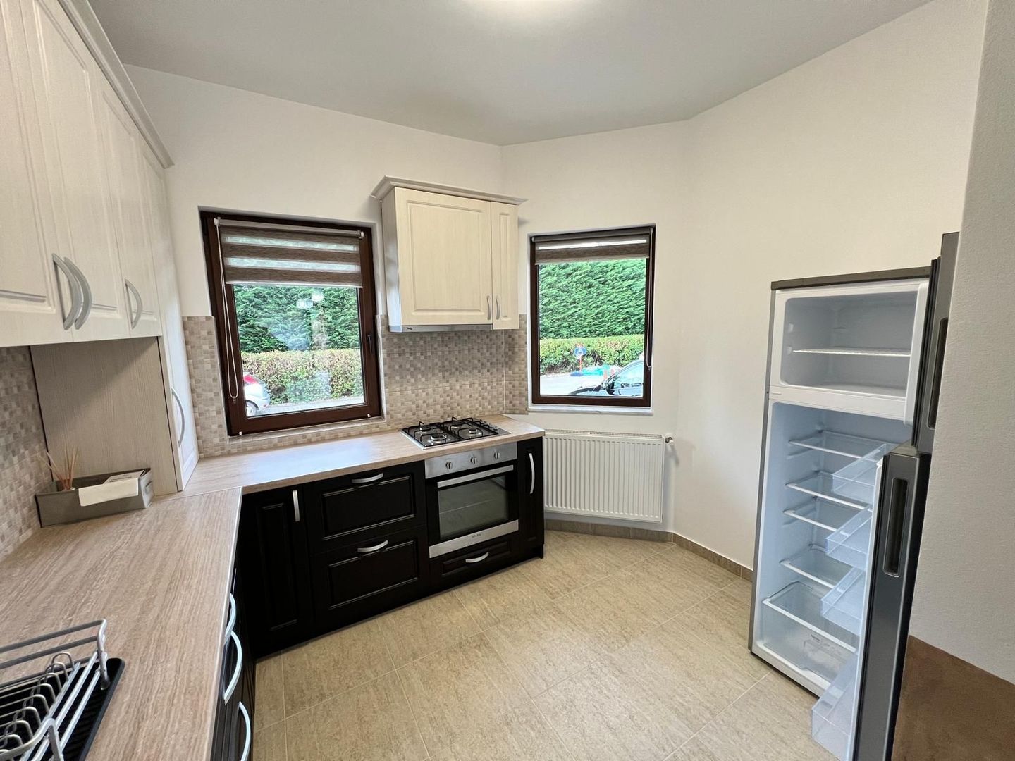 Casa cu 7 camere | 3 balcoane | Garaj | 220 mp + 80 mp curte | Cartier Panorama - Poză 9