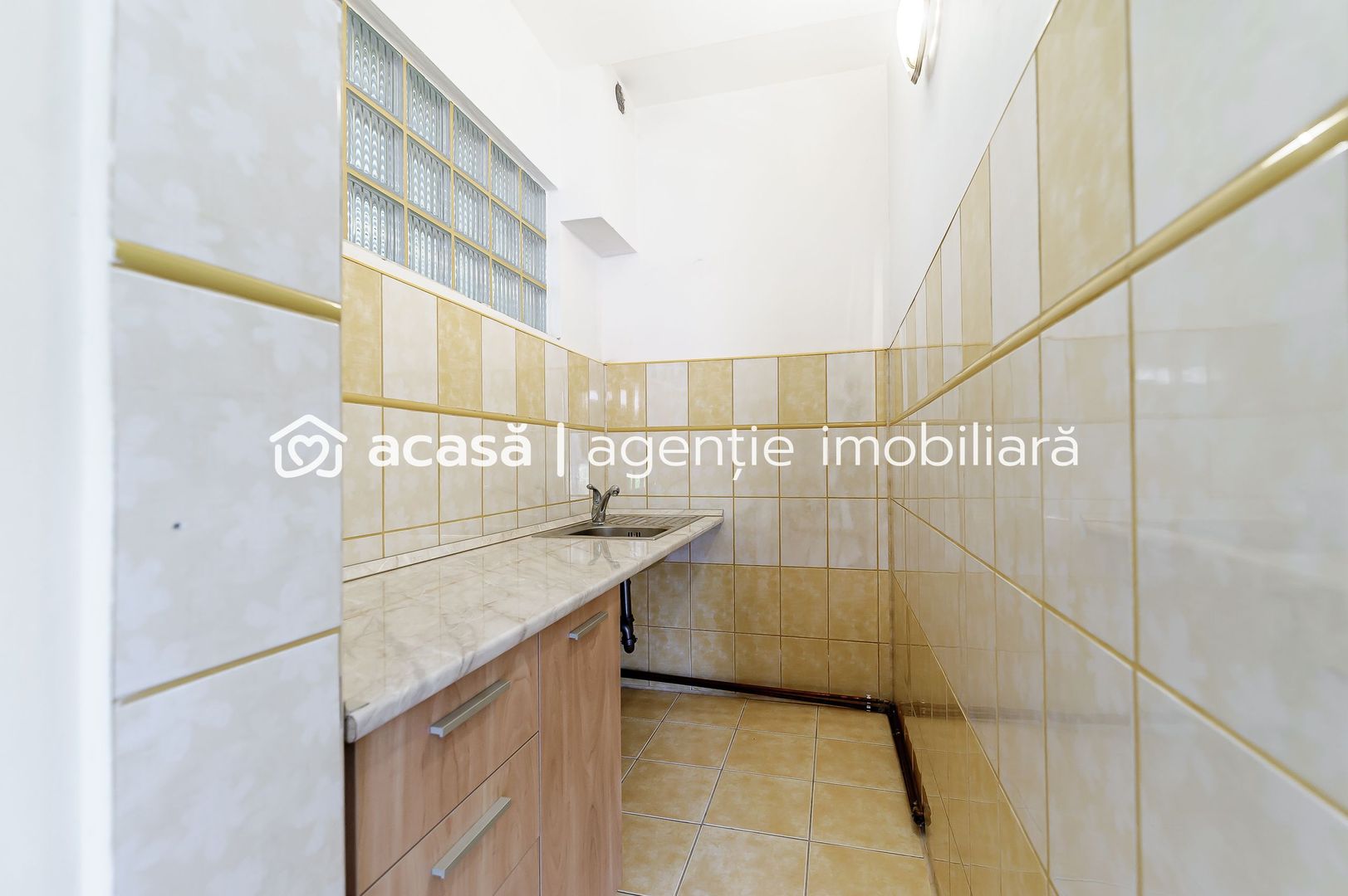 De închiriat apartament cu o cameră și curte interioară - Poză 6
