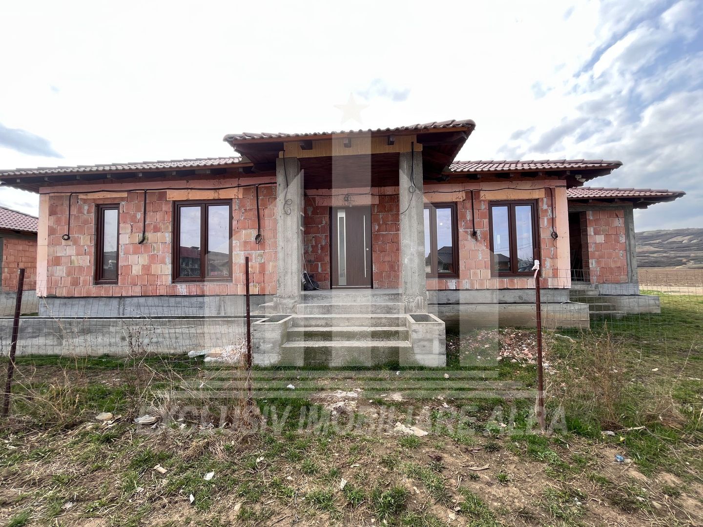 Casa individuala de vanzare, semifinisata in zona Sard - Poză 1