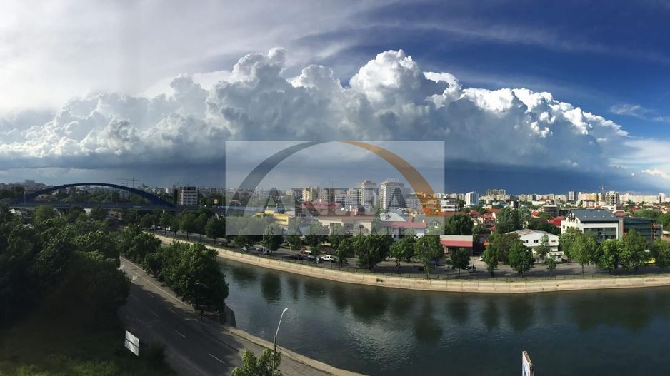 De vanzare - 3 camere decomandat etaj 4 - Splaiul Unirii - Poză 1