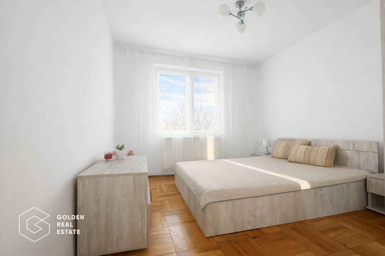 Apartament cu 4 camere, zona Micalaca, etaj 3, decomandat - Poză 3