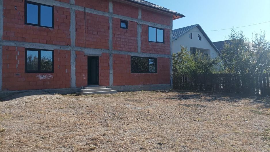 Aproape de oraș! Vânzare casă cu 5 camere în Ulmi! - Poză 1