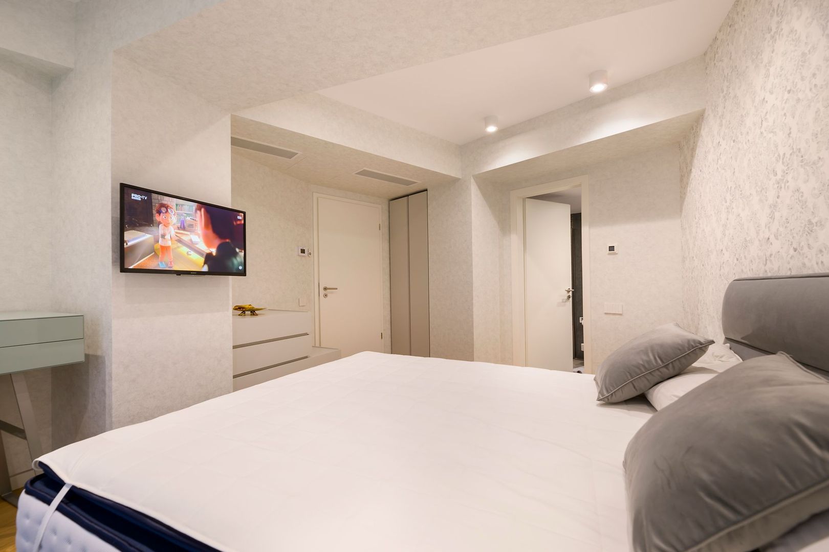 Apartament deosebit 4 camere complet mobilat si loc de parcare inclus - Poză 19