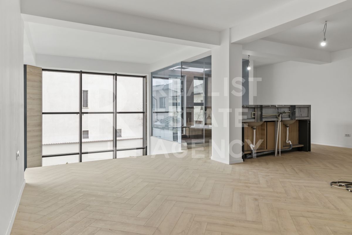 Casă nouă, spațioasă și elegantă, 7 camere, Lângă Pădurea Crețuleasca - Poză 18