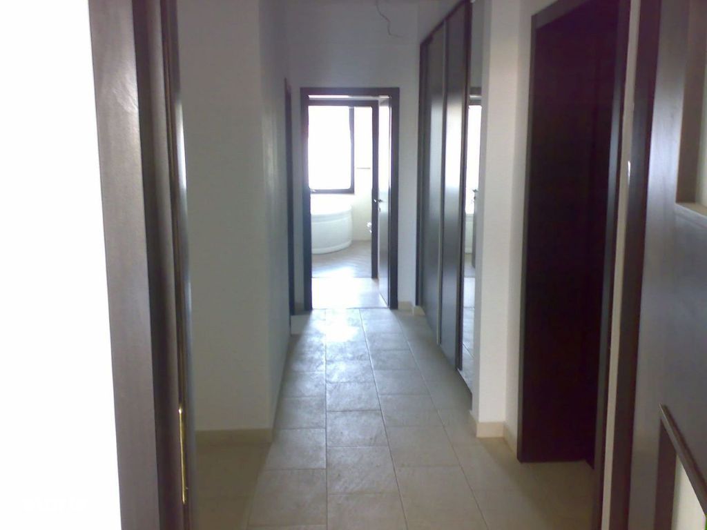 De vanzare apartament 3 camere| Voluntari |spatios cu vedere la padure - Poză 4