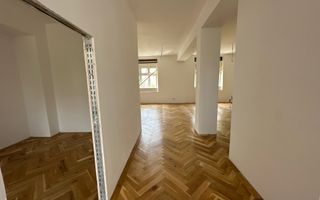 Apartament renovat în clădire istorică - are garaj - Poză 9