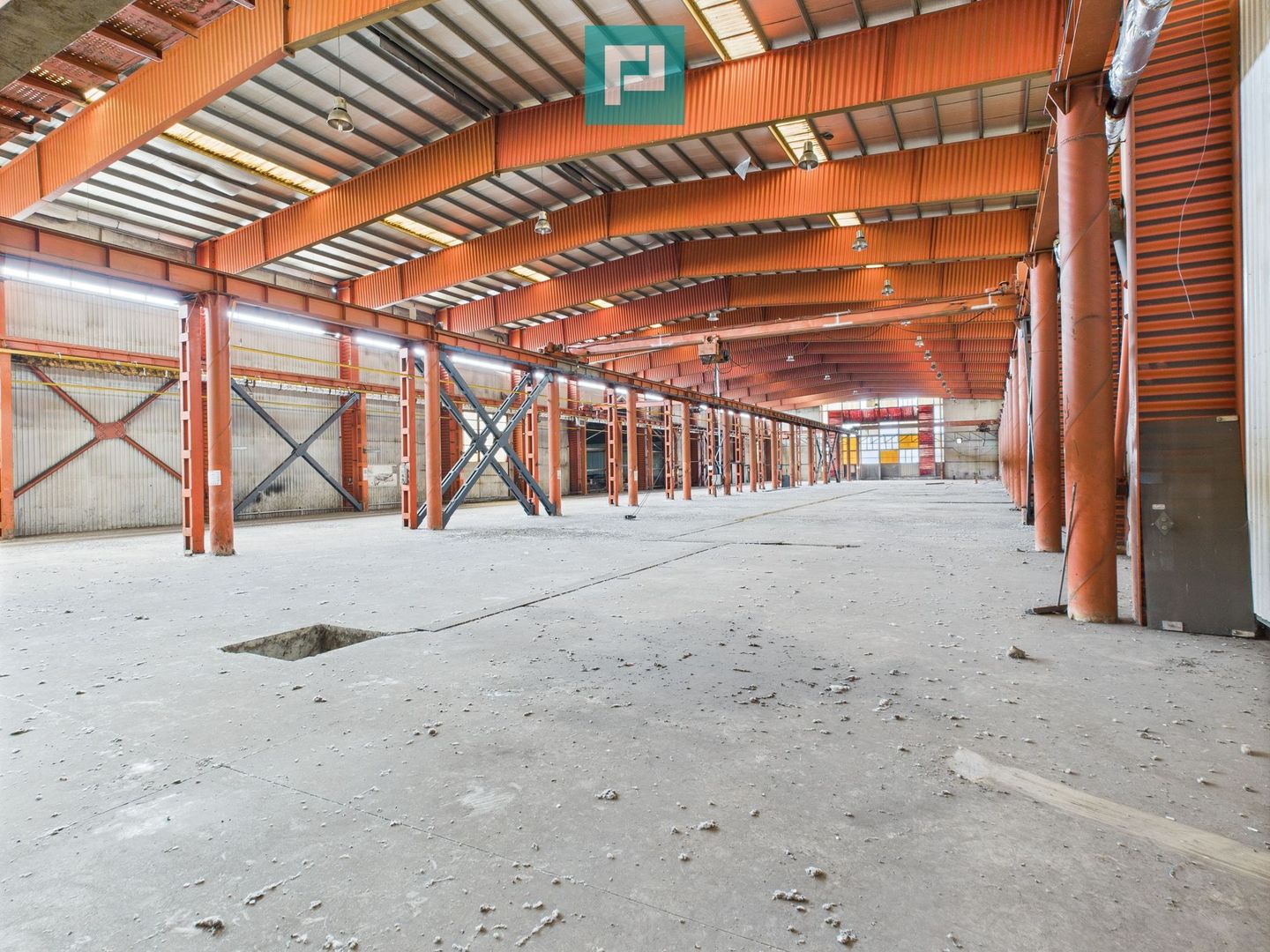 Hală industrială cu pod rulant și parcare betonată - Poză 12